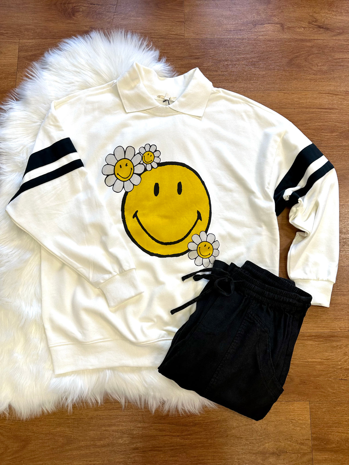 Off White Smile Sweatshirt | Boutique Elise | Sandy Easel