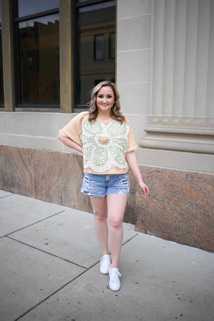 Daisy Patchwork Cream Oversized Short Sleeve Top | Boutique Elise | Dani oli hali