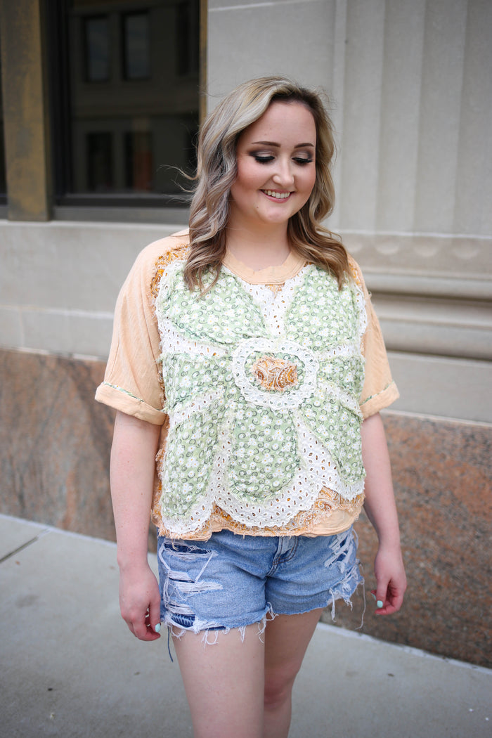 Daisy Patchwork Cream Oversized Short Sleeve Top | Boutique Elise | Dani oli hali