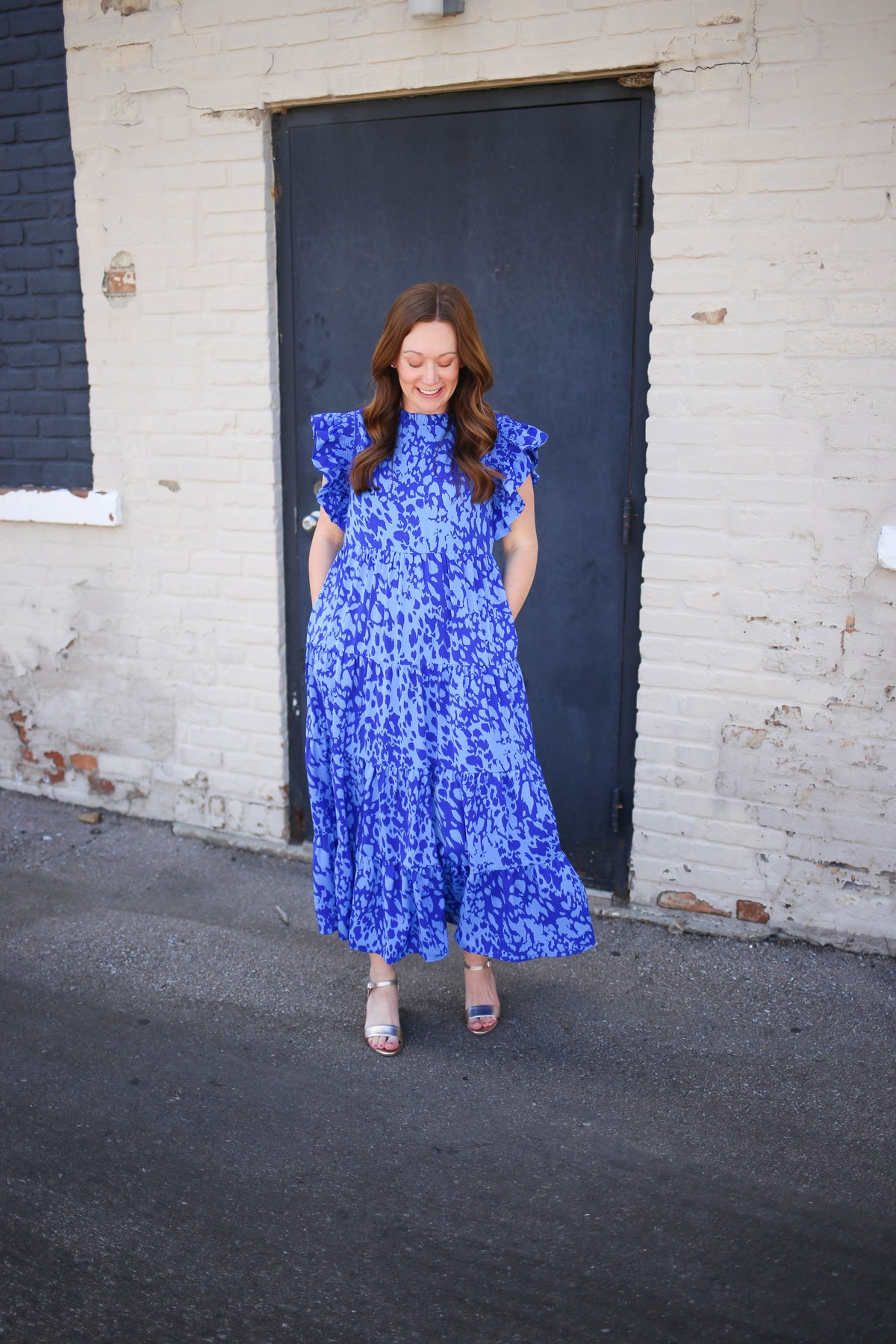 blue print sleeveless midi dress